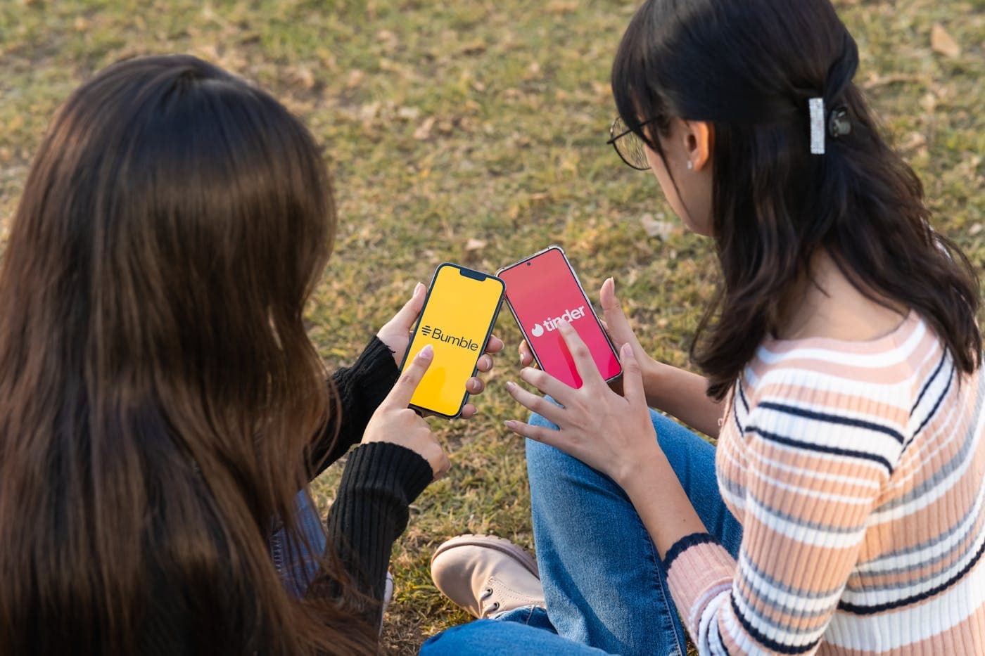 Telefony z aplikacjami Bumble i Tinder jako ilustracja zdjęć do profilu randkowego