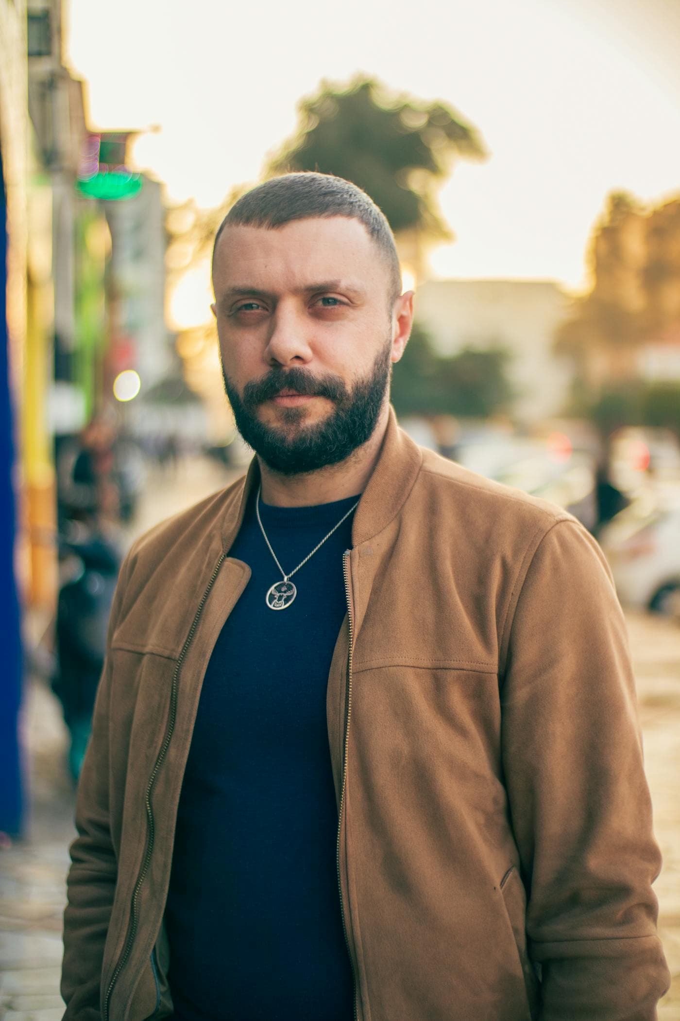 Naturalny portret mężczyzny w mieście - przykład stylu fotografii randkowej